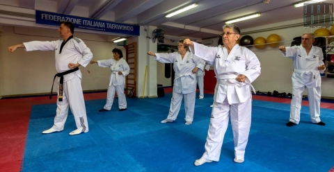 Bari, i nonni che praticano il Taekwondo: �Ci divertiamo a sferrare calci e pugni in volo�
